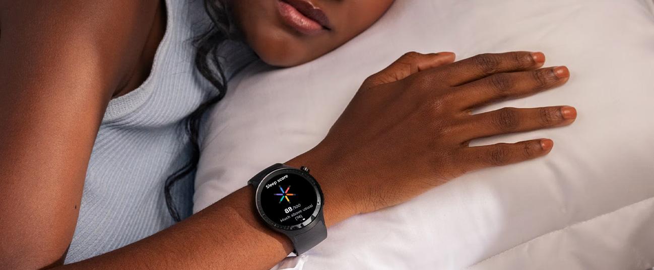 MOTOROLA Moτο Watch Volcanic Ash Smartwatch Powered by Polar