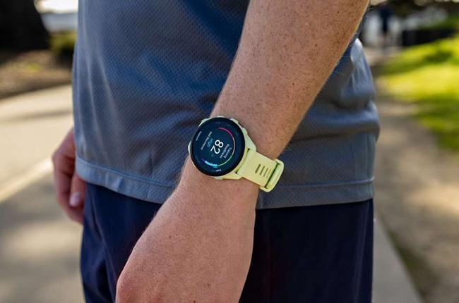GARMIN Forerunner 70 43mm AMOLED Smartwatch
